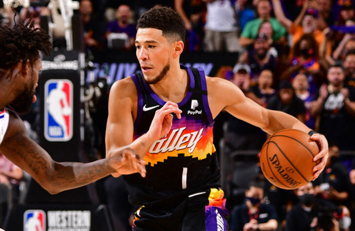 Devin Booker fez 70 pontos, com apenas 20 anos, vestindo a camisa do Phoenix Suns, contra o Boston Celtics 