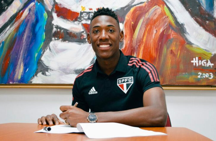 FECHADO - O São Paulo renovou o contrato do zagueiro Léo até o final de 2024. O defensor tinha vínculo com o clube até dezembro de 2002 renovando o contrato por duas temporadas. 