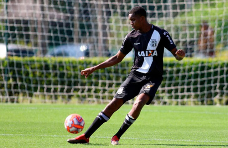 ESQUENTOU - O Flamengo tem interesse no futebol de Douglas, zagueiro de 17 anos da base da Ponte Preta. O clube da Gávea já fez uma oferta e agora conversa com a direção da Macaca. Antes do Rubro-Negro, o Internacional também já havia se interessado no atleta, mas teve a proposta recusada pela equipe de Campinas. Existe a possibilidade do Flamengo incluir outros jogadores na negociação.