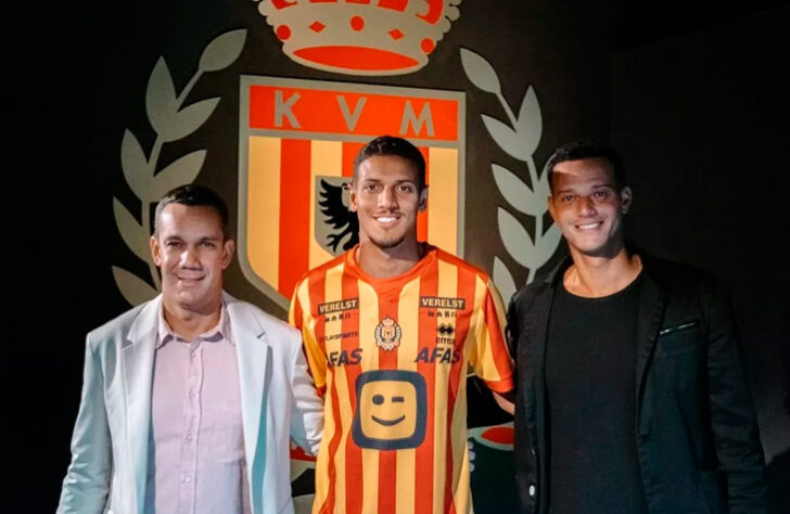 FECHADO - Revelado pelo Flamengo, Vinícius Souza está de casa nova na Bélgica. Depois de se destacar pelo Lommel SK, da segunda divisão, o volante, que pertence ao Grupo City, foi emprestado por um ano ao KV Mechelen para ganhar experiência na elite do futebol local. Vale lembrar que o jovem ainda pode render R$ 10 milhões para o Flamengo até o fim de julho. Para isso, o Grupo City teria de comprar 20% de direitos econômicos do jogador que ainda pertencem ao Rubro-Negro.