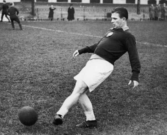 PUSKÁS - Ídolo do Real Madrid, Puskás foi um dos maiores jogadores dos anos 50. O atleta fez parte de uma seleção húngara que encantou o futebol, porém, o troféu escapou. Em 1954, a Hungria foi vice-campeã, perdendo a final para a Alemanha.