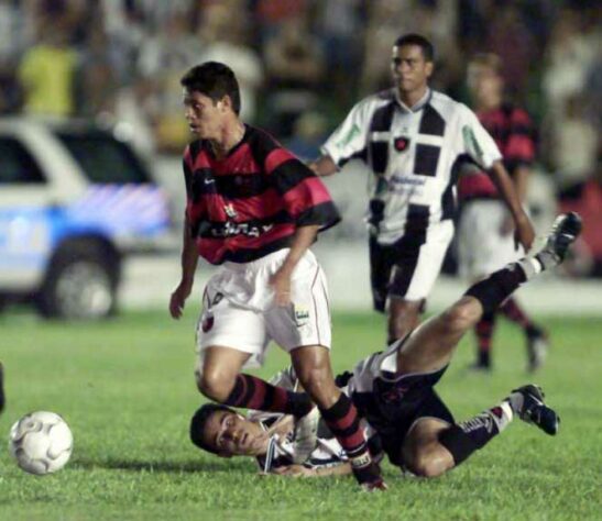 2003 - Já na primeira fase de 2003, o Flamengo estreou contra o Botafogo-PB. E goleou os paraibanos por 4 a 1. Comandado por Evaristo de Macedo, a equipe rubro-negra saiu vitoriosa graças aos gols marcados por Andrezinho, que saiu da reserva para ocupar a posição deixada por Iranildo, Fernando Baiano e Zé Carlos, que marcou o penúltimo gol do jogo. 