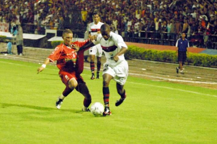 2004 - O Flamengo também estreou logo na primeira fase, assim como todas as equipes que iniciaram a Copa do Brasil sem vantagem. O CRB foi seu primeiro adversário e, em uma partida de oito gols, as equipes deram o pontapé com um empate em 4 a 4. Anderson abriu o placar para o CRB logo aos cinco minutos. O empate só veio 32 minutos depois, com gol de Andrezinho. Diogo marcou mais três gols para o Flamengo e o CRB completou com Leandrinho e dois de Marcinho. Nesta edição, o Rubro Negro ficou com o vice após perder para o Santo André na final.