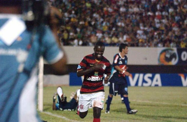 2009 - A estreia do Flamengo na Copa do Brasil de 2009 foi, com certeza, uma das melhores da história do clube. O primeiro adversário da equipe foi o Ivinhema (MS), goleado e eliminado pelos cariocas com uma goleada de 5 a 0. Sob comando de Cuca, o Fla venceu com gols de Léo Moura, Zé Roberto (2), Kleberson e o argentino Maxi Biancucchi (sim, o primo do Messi).