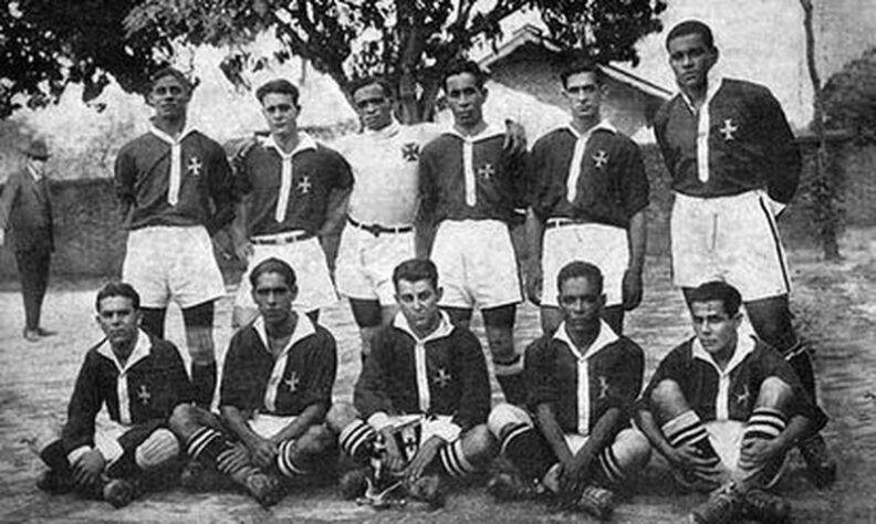 "O time do povo": Vale destacar que em 1923, o Vasco, recém-promovido à elite do futebol carioca se sagrou campeão estadual. O time era composto por brancos e negros sem distinção de posição social, sendo um marco tanto na história do clube, quanto no futebol e na sociedade brasileira. 