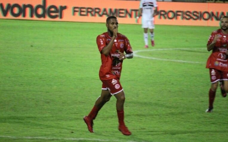 Nesta terça-feira (1), o São Paulo estreou na Copa do Brasil com derrota diante do 4 de Julho, do Piauí. O time de Piripiri venceu a partida por 3 a 2, marcando em três falhas da defesa do Tricolor em bolas paradas pelo alto. Veja as atuações dos atletas do São Paulo e os destaques do Gavião Colorado.