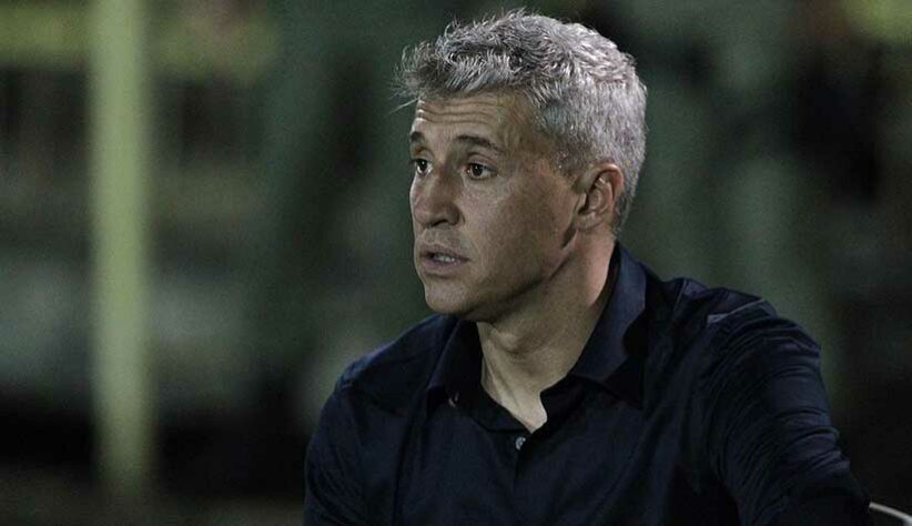 ESQUENTOU - Livre no mercado desde a sua saída do São Paulo, Hernán Crespo está na mira de alguns clubes do futebol argentino, e o San Lorenzo retomou a conversa com o ex-Tricolor. Diferente da primeira abordagem, o Ciclón apareceu mais sereno na investida e tentou costurar o início de uma conversa.  Até mesmo Hernán Crespo foi mais solicito com os dirigentes do San Lorenzo e topou novos encontros para fechar um contrato.