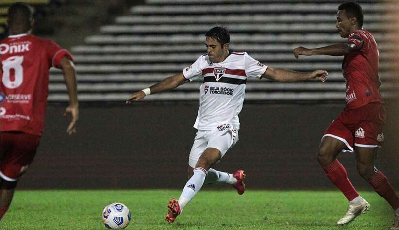 NEGOCIANDO - O São Paulo deve conversar com o atacante Éder nos próximos dias para tentar uma rescisão de contrato amigável. Segundo o site "Goal", o clube tem quatro meses de direito de imagem atrasados com o jogador, além das luvas do contrato.