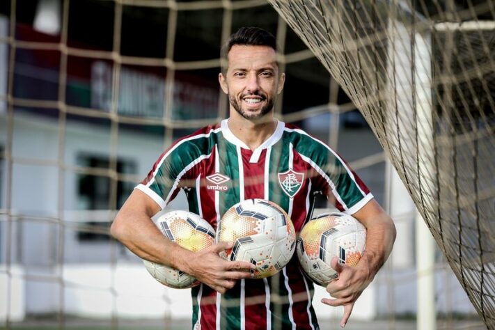 No duelo diante do Santos, no Maracanã, o meio-campista Nenê alcançou a marca de 100 partidas com a camisa do Fluminense.  Em 2019, ele chegou cercado de desconfiança por causa da idade, mas demonstrou qualidade, vontade e conseguiu se firmar com boas atuações nesses quase 2 anos. Com isso, esta galeria busca relembrar os melhores momentos do experiente jogador desde que assinou com o Tricolor das Laranjeiras. Confira!