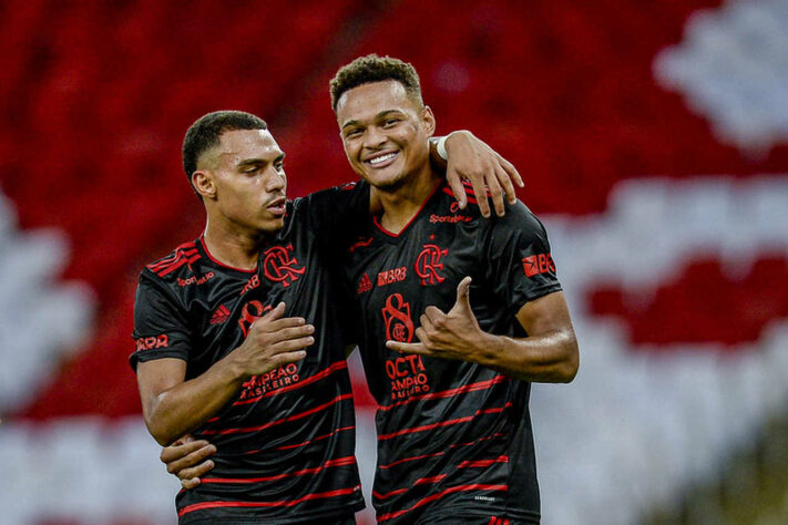 FECHADO - O Flamengo está por detalhes de sacramentar a venda de Rodrigo Muniz para o Fulham, da segunda divisão da Inglaterra, pois encaminhou um acerto verbal  quanto a valores com o clube inglês, a desembolsar 8 milhões de euros (cerca de R$ 48,8 milhões) pela joia rubro-negra.  O Fla ainda vai ficar com 20% de uma venda futura de Muniz.