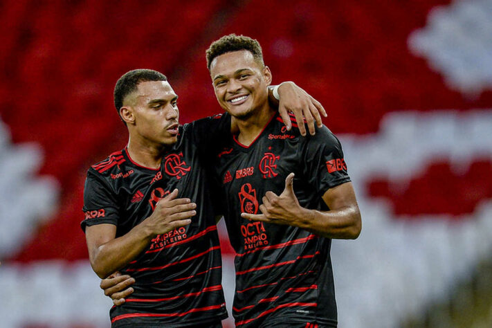 ESQUENTOU - Rodrigo Muniz está cada vez mais próximo de deixar o Flamengo. Com propostas de clubes do exterior, os representantes do atacante aceitaram a proposta salarial do Al Nasr, dos Emirados Árabes Unidos. Agora, o clube árabe conversa com a diretoria rubro-negra para chegar a um acordo pela transferência do atleta. A informação foi divulgada inicialmente pelo jornalista Venê Casagrande.