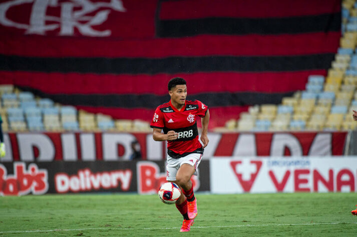 JOÃO GOMES - SOBE - Com muita personalidade, o garoto do Ninho aproveitou as oportunidades que recebeu ao longo do Brasileirão e terminou o ano em alta em setor com grande concorrência. Foram 18 participações de João Gomes ao longo do Campeonato Brasileiro, sempre entregando muita "pegada" ao meio de campo do Flamengo.