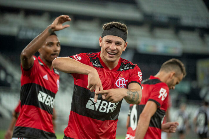 ESQUENTOU - Discreto no mercado da bola, o Flamengo pode estar próximo de vender mais um jogador. Nesta quinta-feira, o clube recebeu uma oferta oficial do Lugano, da Suíça, pelo volante Hugo Moura. A proposta é de empréstimo e está sendo avaliada pela diretoria rubro-negra. A informação foi divulgada inicialmente pelo jornalista Venê Casagrande.