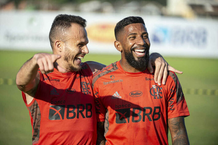 Mais um registro da recepção de Rodinei pelos companheiros de Flamengo.