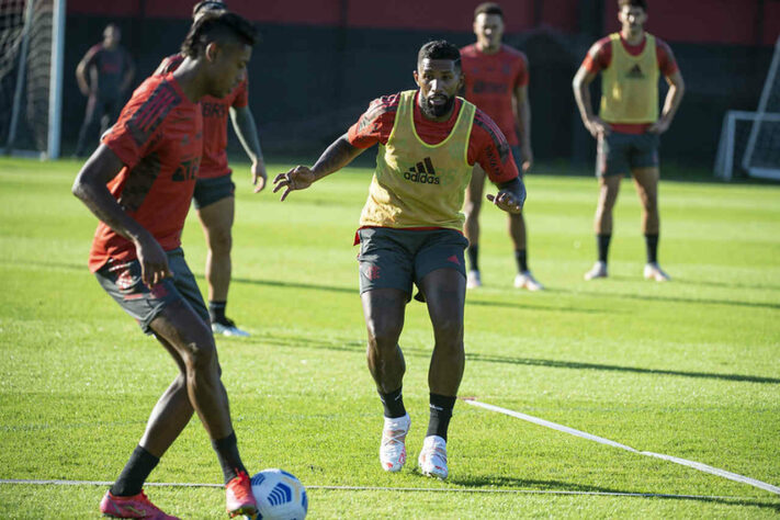 Registro de Rodinei marcando Bruno Henrique durante atividade do Flamengo.