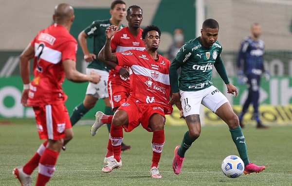 CRB: Noite perfeita de Diogo Silva. O goleiro foi o melhor no tempo normal, suportou as 35 finalizações do Palmeiras com grandes defesas e ainda pegou três penalidades na decisão por pênaltis. Para completar, cobrou com muita categoria o seu, deslocando Weverton.