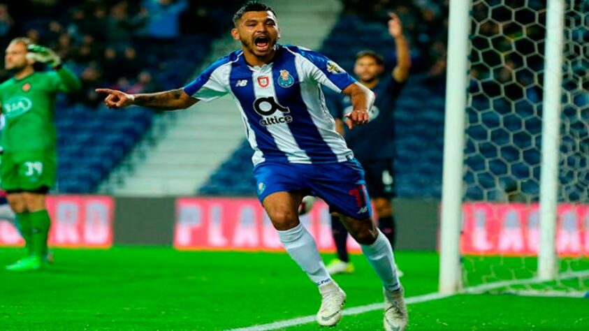 ESQUENTOU - O atacante mexicano Tecatito Corona está muito próximo de dar adeus ao Porto. Arsenal, Fiorentina e Sevilla são alguns dos possíveis interessados pelo jogador, segundo aponta o "Daily Mail".