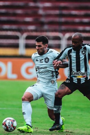 Remo - Sobe: Time se recuperar após o gol do Botafogo com a marcação cerrada e impondo o ritmo do final do primeiro tempo / Desce: Não aproveitou as chances criadas e finalizou mal.