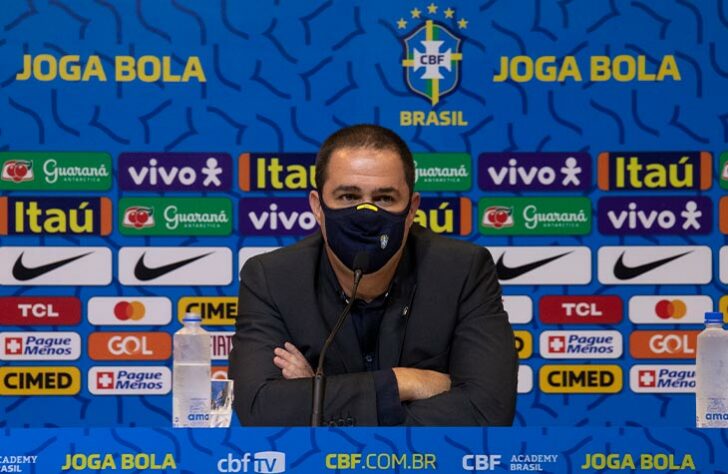 Na última sexta-feira (02), na sede da CBF, no Rio de Janeiro, o técnico André Jardine anunciou a lista final dos convocados para os Jogos Olímpicos de Tóquio. Com 22 nomes ao todo, após a liberação de mais nomes pela FIFA, Santos, Diego Carlos e Daniel Alves foram os três atletas acima dos 24 anos escolhidos além de outros que chegam para substituir jogadores que não foram liberados pelos seus clubes para defender a Seleção. Veja a lista!