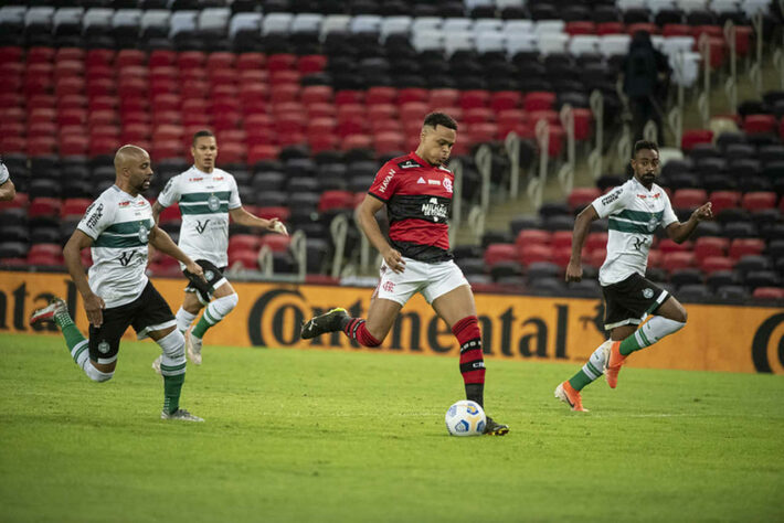 Coritiba - SOBE: A equipe paranaense acabou o jogo com apenas uma finalização e praticamente sem nenhum ponto positivo a se destacar. | DESCE: Entre os destaques negativos, o volante Willian Farias recebeu cartão amarelo e perdeu a bola dentro da área para Gerson no lance que resultou no gol de Vitinho.