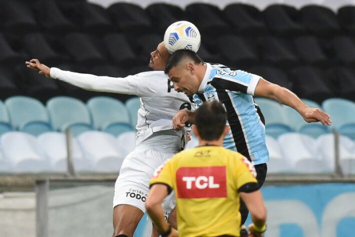 GRÊMIO: Sobe – Diego Souza – O atacante fez o primeiro gol do Grêmio, em belo voleio, e ainda foi dele toda a jogada do segundo tento, onde deu de bandeja a bola para Matheus Henrique só marcar. // Desce – Ferreira – Faltou inspiração ao atacante, que costuma desequilibrar. Perdeu um gol incrível cara-a-cara com João Paulo quando o jogo estava 2 a 1 para o Grêmio, lance que fez falta no final.