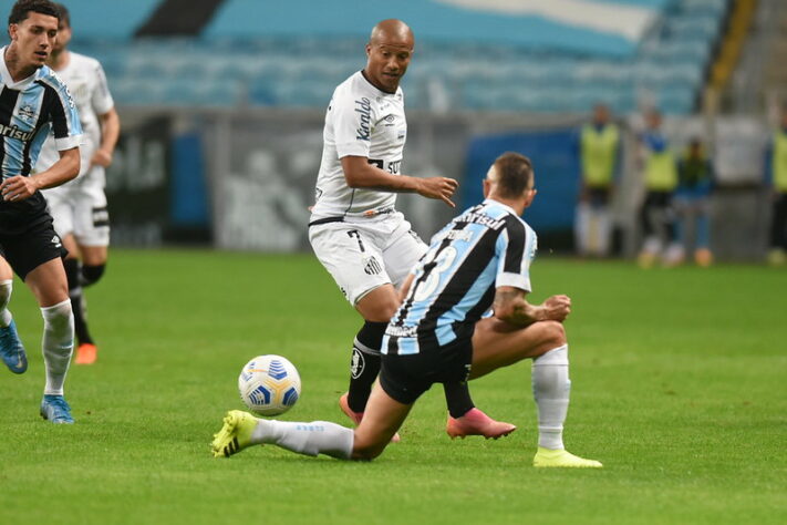 O Santos ficou duas vezes atrás do placar, mas mostrou força e arrancou um importante empate em 2 a 2 contra o Grêmio no Sul. Carlos Sánchez (foto) voltou a jogar após oito meses e foi um dos grandes destaques do Peixe. Confira as atuações dos atletas santistas e os destaques do Tricolor Gaúcho (por Diário do Peixe).