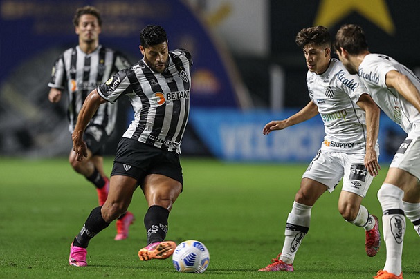 Atlético-MG - Sobe: O atacante Hulk, que brigou sozinho com toda a defesa, e o volante Allan se salvaram na derrota do Atlético-MG. / Desce: O lateral-direito Guga bobeou no lance do primeiro gol do Santos e foi o destaque negativo do Galo.