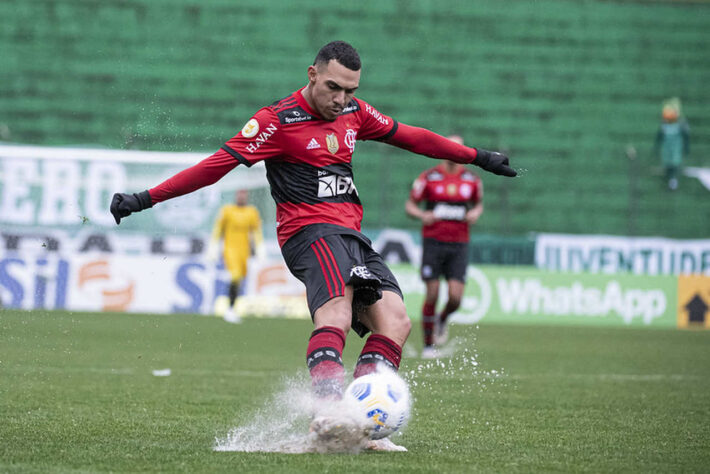 Em um jogo atípico, o Flamengo foi prejudicado pelo péssimo estado do gramado Alfredo Jaconi e perdeu por 1 a 0 para o Juventude. Confira as notas da equipe rubro-negra a seguir. (Por Lucas Pessôa - lucaspessoa@lancenet.com.br)