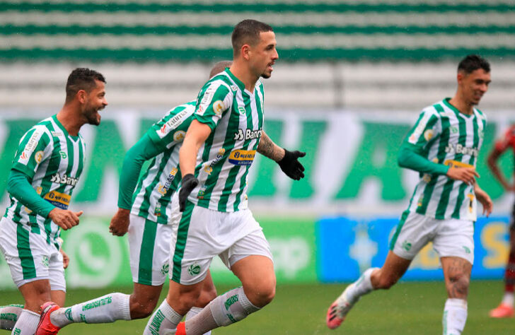 Juventude - SOBE: Em um jogo sem muito brilho, Matheus Peixoto se destacou pelo belo chute que garantiu a vitória gaúcha. Além dele, o goleiro Marcelo Carné foi seguro quando exigido. | DESCE: Uma das principais referências técnicas da equipe, o meia Wescley também foi prejudicado pelo gramado e pouco apareceu.