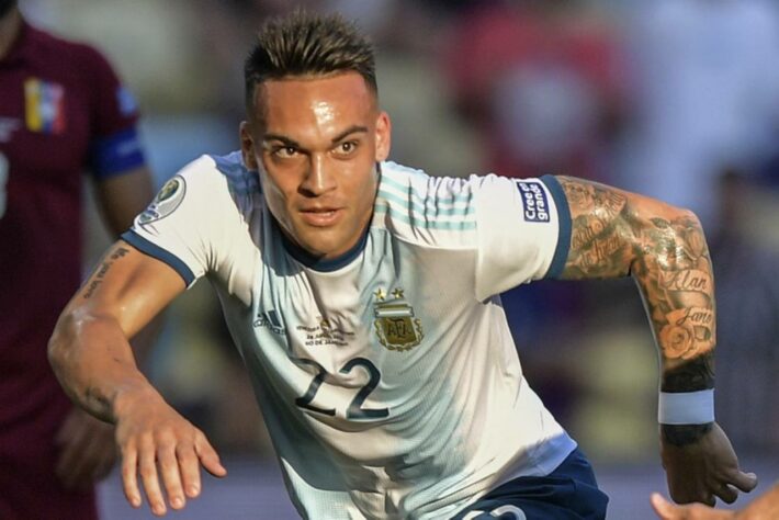 ESQUENTOU - A Inter de Milão avançou em conversas pela renovação contratual de Lautaro Martínez, segundo a imprensa italiana. O clube nerazzurri busca retirar a cláusula de rescisão contratual do acordo com o atleta com o objetivo de reduzir o assédio de outras equipes pelo atacante. Lautaro Martínez tem vínculo com a equipe italiana até 2023, mas a expectativa é de que esse prazo seja prorrogado até 2025. A questão salarial ainda precisa ser acordada, embora haja um otimismo de que o atleta passe a receber cerca de seis milhões de euros (R$ 37 milhões) por temporada.