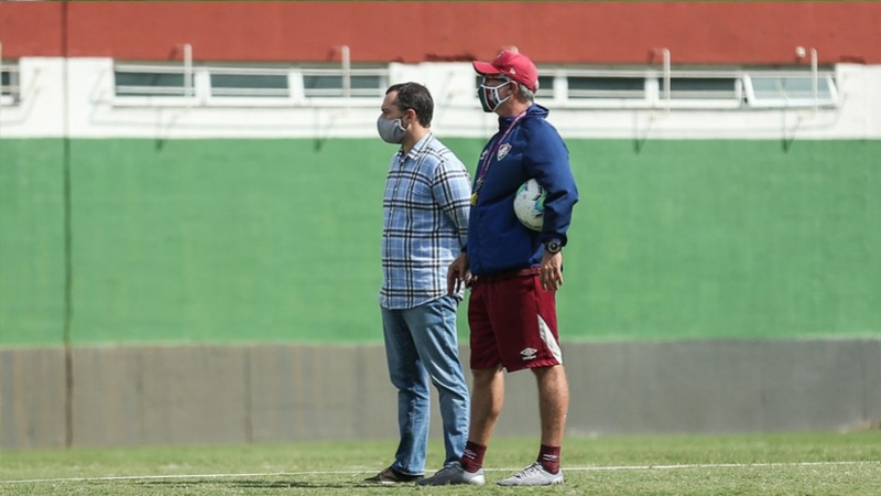 Dentro de campo, os resultados não foram satisfatórios no primeiro ano de gestão com a equipe sendo eliminada pelo Unión de La Calera na Copa Sul-americana 2020, pelo Atlético-GO na Copa do Brasil do mesmo ano, e sendo vice do Carioca para o Flamengo. Nesta época, o Fluminense havia contratado jogadores como: Caio Paulista. Danilo Barcelos. Egídio. Felippe Cardoso. Fernando Pacheco, Fred. Henrique. Hudson, Yago Felipe, Michel Araújo, Wellington Silva e Lucca.