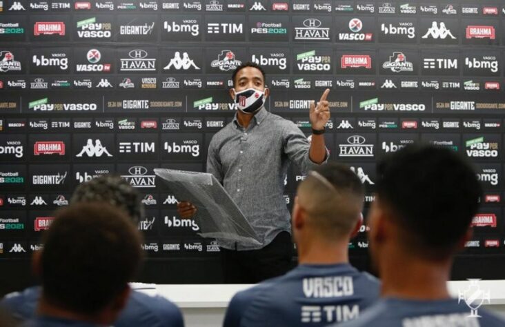 Antes do treinamento do dia 05/05, os jogadores do Vasco participaram de um debate sobre racismo no CT do Almirante, na Cidade de Deus, com o professor de história e vascaíno José Nilton Júnior. Segundo o clube, essa iniciativa faz parte do projeto de formação integral do atleta-cidadão, idealizado pela vice-presidência de Relações Públicas em parceria com o Departamento de Futebol.