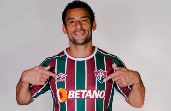 Após três anos sem patrocínio master, o Fluminense assinou com a Betano, plataforma internacional de apostas esportivas. O contrato é de cerca de R$16 milhões e será válido por duas temporadas. Vale lembrar que a empresa patrocinou o Campeonato Carioca 2021 e também é a principal patrocinadora do Atlético Mineiro, assim como de outros clubes da Europa. Com isso, o presidente Mário Bittencourt solucionou uma das promessas de sua campanha, que sempre foi tema de discussão em coletivas e entre os torcedores.