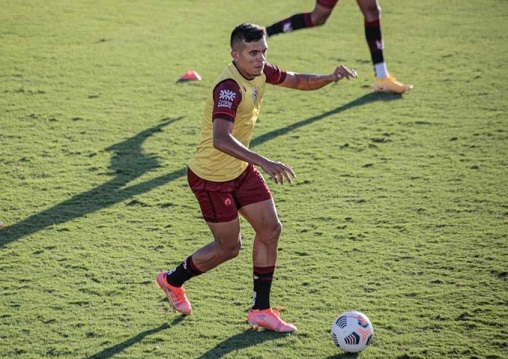 IGOR CARIÚS - Atlético-GO (C$ 9,54) - Com seis desarmes na primeira rodada do Brasileirão e cinco desarmes no confronto da Copa do Brasil contra o Corinthians, o defensor mostra que pode ser uma opção muito regular. Mesmo com um confronto teoricamente difícil contra o São Paulo, Igor pode pontuar bem e render cartoletas, algo que ele conseguirá se não negativar no sábado.