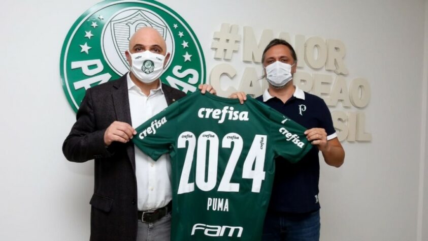 Após anos de destaque dentro e fora de campo, a parceria entre Puma e Palmeiras vai continuar até 2024. O clube anunciou, na última terça-feira (08), a renovação contratual com a marca de material esportivo. Saiba quanto os principais clubes brasileiros recebem das fornecedoras de material esportivo e o tempo dos contratos!