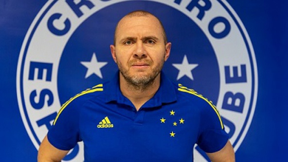 FECHADO - O Cruzeiro oficializou a contratação do seu sexto técnico em pouco mais de um ano. A Raposa confirmou a chegada de Mozart Santos, de 41 anos. O novo comandante chega para o lugar de Felipe Conceição, demitido após a eliminação na Copa do Brasil para a Juazeirense.