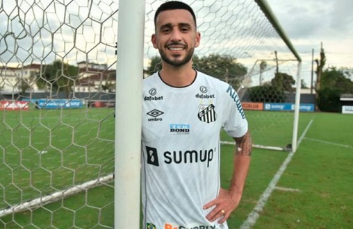 FECHADO - O Santos anunciou oficialmente o seu quinto reforço para a temporada. Trata-se do volante Camacho, que estava no Corinthians. O atleta, de 31 anos, assinou contrato definitivo com o Peixe até o dia 31 de dezembro de 2022. O jogador foi um pedido do técnico Fernando Diniz.