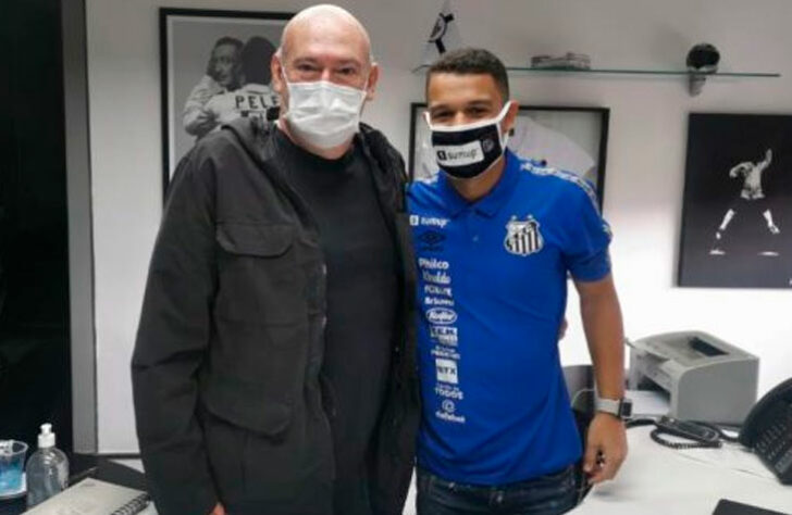 FECHADO - O Santos anunciou a renovação do volante Sandry. O novo contrato do jogador com o clube vai até 31 de maio de 2026. Ele tinha vínculo até 31 de julho de 2022, mas o presidente Andres Rueda se antecipou e iniciou as negociações para manter o Menino da Vila.