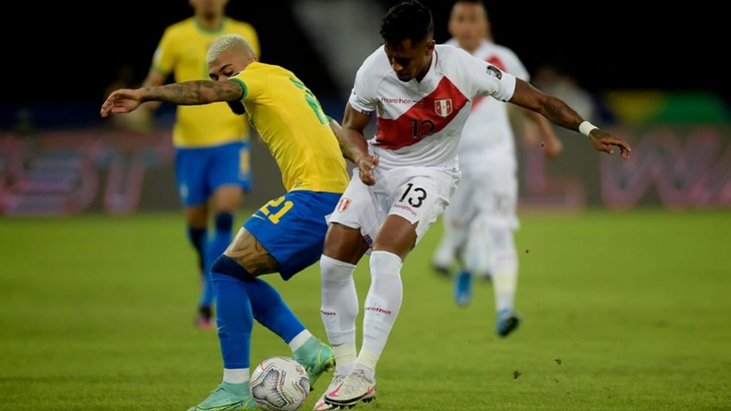 Peru: Sobe - Na melhor jogada trabalhada pela seleção peruana, Cueva tocou para  Yotún, que tentou uma cavadinha, mas Danilo salvou o Brasil  / Desce - A defesa peruana foi afobada em determinados lances, sobretudo no primeiro gol do Brasil. Deixaram Alex Sandro sozinho no meio da área e o lateral não perdoou. Além disso, Valera perdeu um gol inacreditável na etapa final ao isolar a bola na pequena área. 