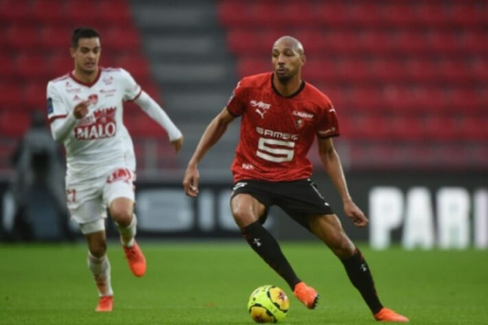 ESQUENTOU - Ainda segundo o jornal "A Bola", outros três meio-campistas também podem deixar o Benfica: Samaris, Gabriel e Chiquinho. Para repor estas saídas, o Benfica está perto de acertar a contratação do volante Steven Nzonzi, que pertence à Roma, mas jogou por empréstimo no Rennes. Nos últimos dias, o clube francês anunciou que o atleta de 32 anos está de partida.