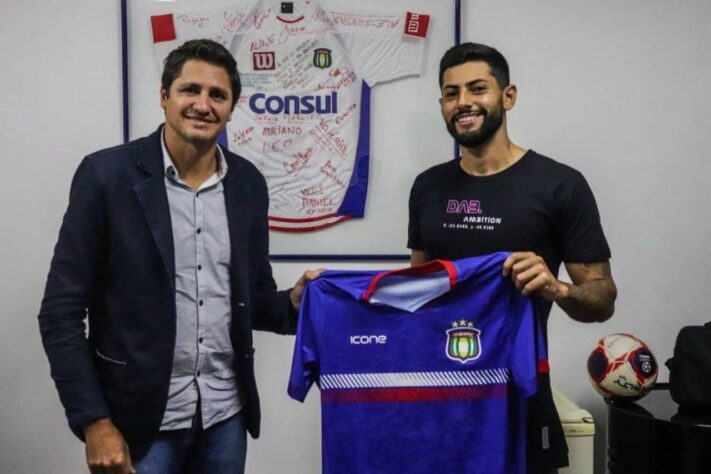 FECHADO - Depois de anunciar o pentacampeão Edmilson como diretor de futebol, o São Caetano divulgou em suas redes sociais a contratação do meio-campista Paulo Matheus. Revelado pelo Atlético-MG, por onde ficou cinco temporadas, o atleta de 22 anos teve passagens por Oeste, Audax e Paulista Jundiaí.