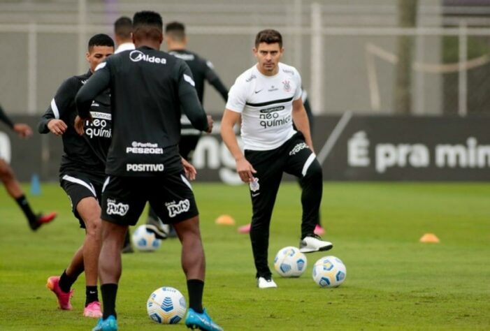 Alex - meia - 39 anos - foi contratado neste ano para coordenar a base do Corinthians, mas recentemente foi promovido a auxiliar da equipe principal.