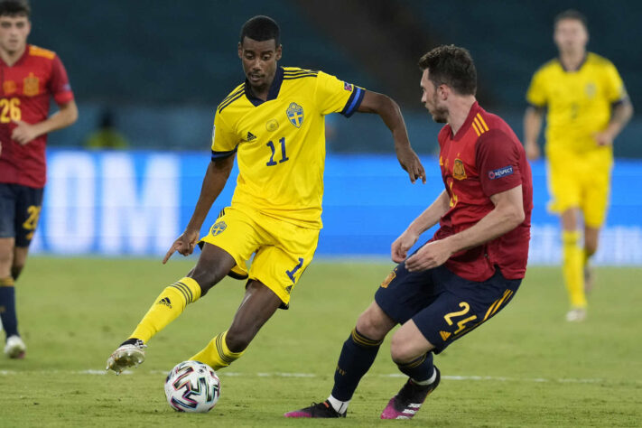 ESQUENTOU - Um dos principais nomes da Suécia na primeira fase da Eurocopa, o atacante Alexander Isak ganhou mais um pretendente pela sua contratação. Após o interesse do Real Madrid, o jovem de 21 anos, que pertence à Real Sociedad, é alvo também do Arsenal. De acordo com informações do jornal "The Mirror", o técnico Mikel Arteta pretende reformular o sistema ofensivo, e Lacazette e Nketiah podem deixar o clube. Neste cenário, os Gunners entendem que o sueco é uma boa alternativa para o time de Londres.