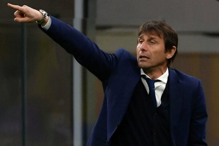 Antonio Conte – italiano – 51 anos – sem clube desde que deixou a Inter de Milão, em maio de 2021 – principais feitos como treinador: conquistou um Campeonato Inglês (Chelsea), conquistou quatro Campeonatos Italianos (Inter e Juventus).