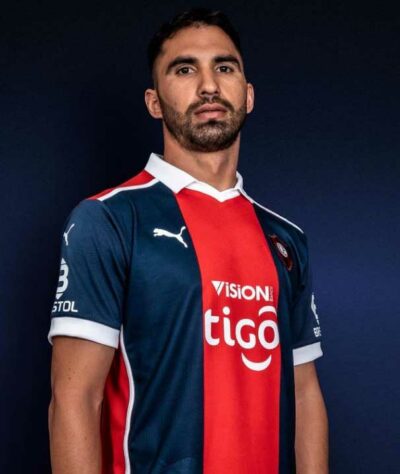 Alberto Espinola - Lateral-direito - Paraguai - 30 anos - Time: Cerro Porteño - Contrato até: não especificado - Valor de mercado segundo o site Transfermarkt: 800 mil euros (aproximadamente R$ 4,68 milhões) - Fase: Fez dois bons jogos pelo Paraguai contra Bolívia e Argentina.