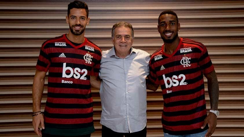 Além de Gerson, o Flamengo contratou na mesma ocasião o zagueiro Pablo Marí. Na foto, ao lado do então gerente de futebol Paulo Pelaipe.