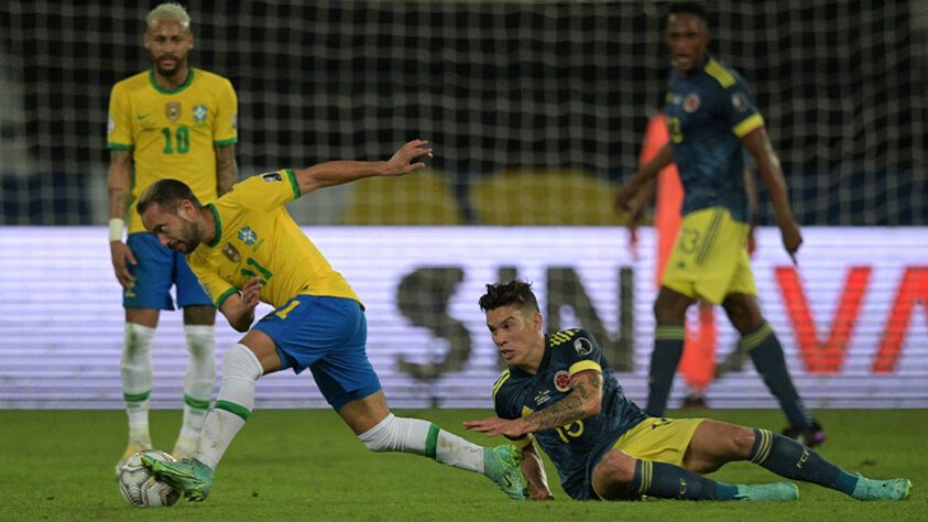 Três pontos com muita emoção. Na noite desta quarta-feira, o Brasil venceu a Colômbia por 2 a 1, no Nilton Santos, em partida válida pela quarta rodada da Copa América. Díaz abriu o placar para os colombianos, mas Firmino e Casemiro viraram para a Seleção Brasileira. A seguir, confira as notas (por João Alexandre Borges – joaoborges@lancenet.com.br):