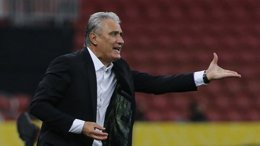 Tite assumiu o comando da Seleção logo após a eliminação precoce na Copa América Centenário. O Brasil estava em sexto, fora da zona de classificação das Eliminatórias e sua vaga no Mundial de 2018 estava em risco depois de tropeços no início do ano sob o comando de Dunga.