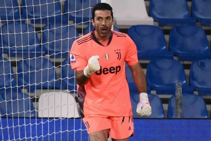 Gianluigi Buffon, aos 43 anos de idade, está de volta ao Parma, clube que o revelou. O goleiro assinou vínculo por duas temporadas. Muito experiente, Buffon fez sua estreia profissional em 1995 vestindo as cores do clube.