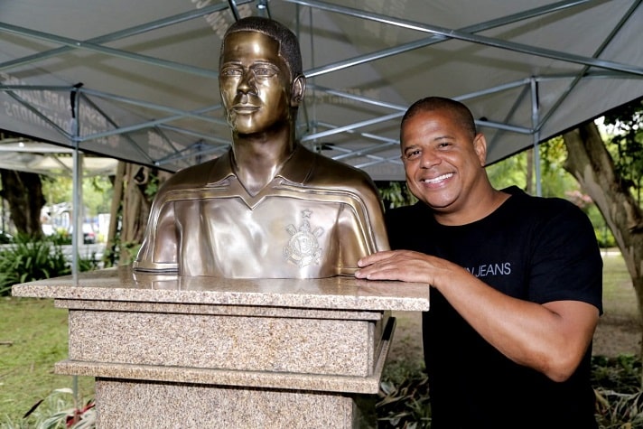 Marcelinho Carioca - Defendeu o Timão em 433 partidas, marcando 206 gols, sendo o quinto maior artilheiro da história do clube. O ex-camisa 7 ainda conquistou dez títulos pelo clube Busto inaugurado em 2020.